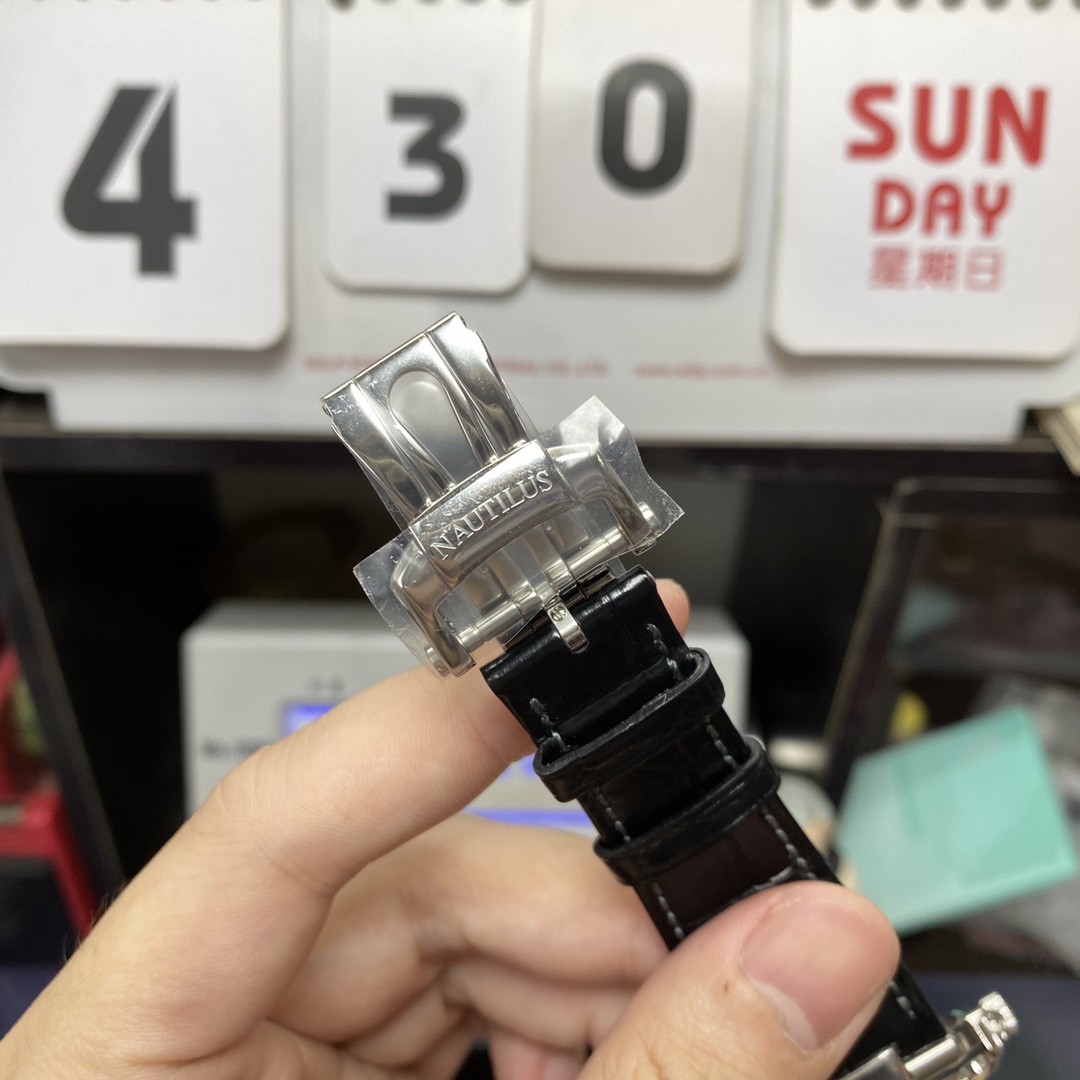 Patek Philippe Nautilus series 5711G-001, Grey Dial with Alligator Leather Strap, 40mm Size.