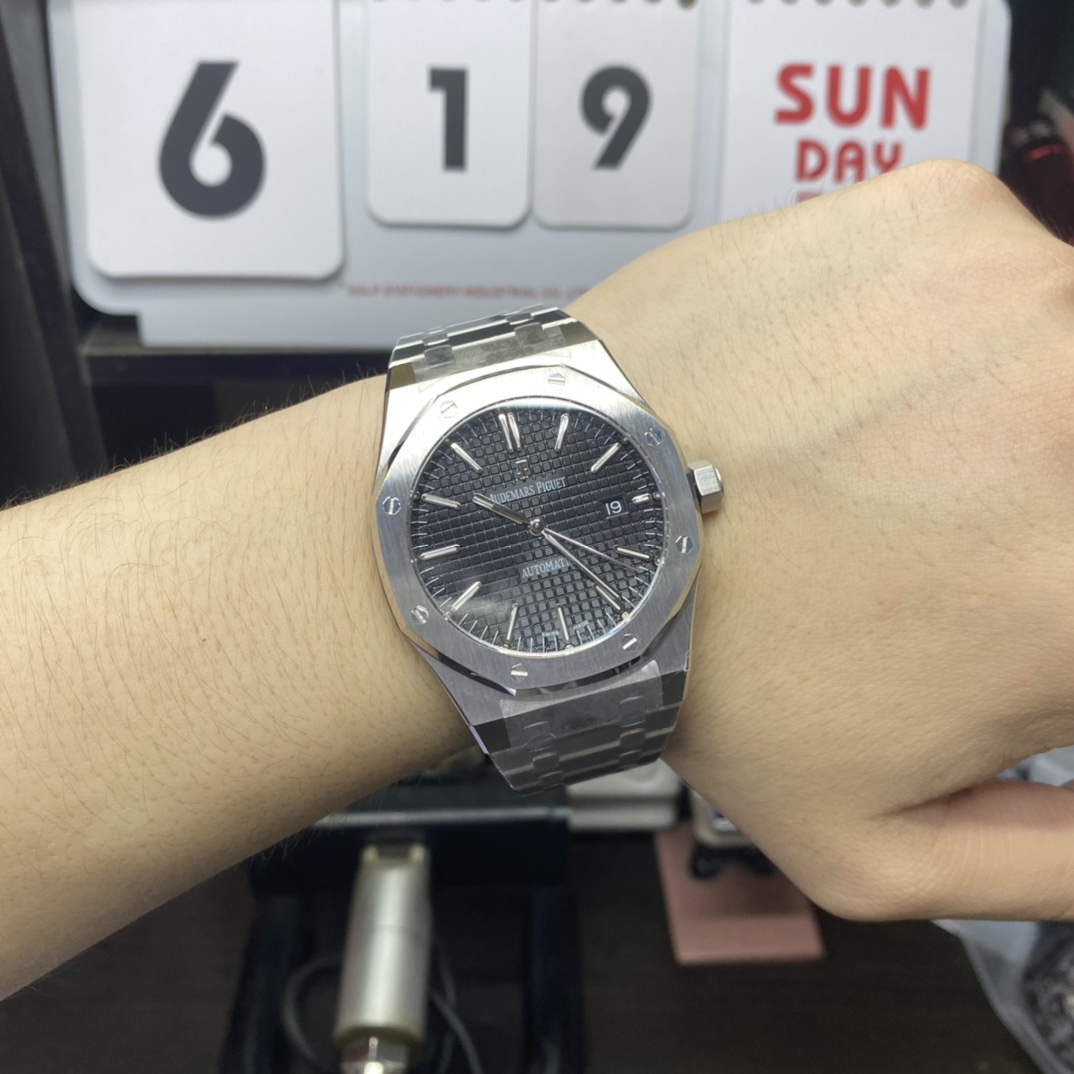 Audemars Piguet Royal Oak Offshore Series 15400ST.OO.1220ST.01, Black Dial, 41mm Size.