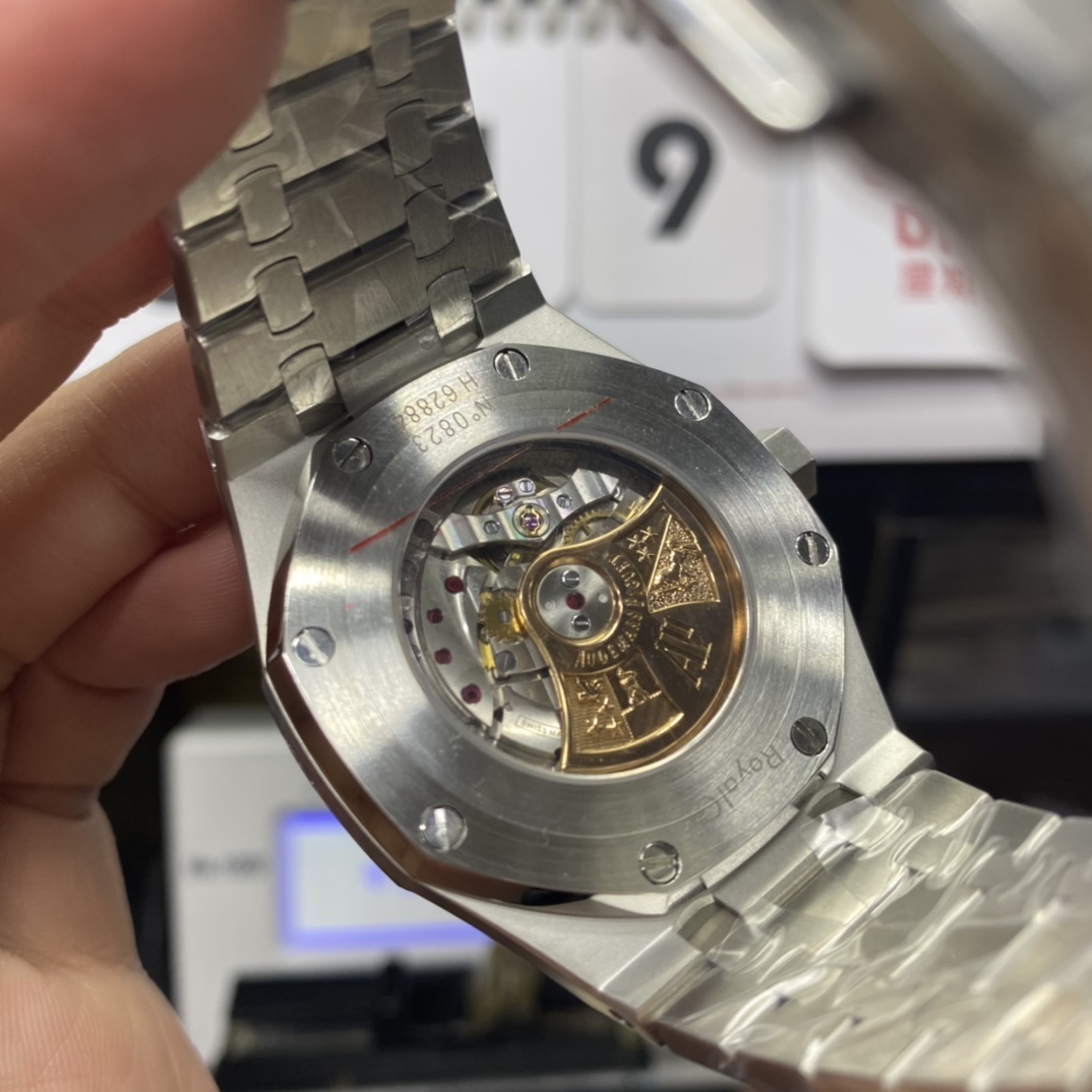 Audemars Piguet Royal Oak Offshore Series 15400ST.OO.1220ST.01, Black Dial, 41mm Size.