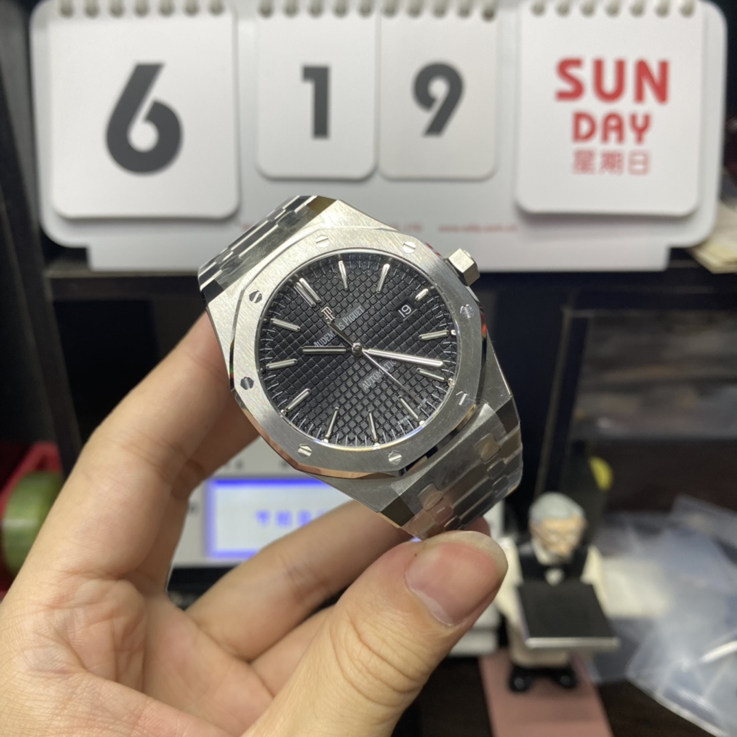 Audemars Piguet Royal Oak Offshore Series 15400ST.OO.1220ST.01, Black Dial, 41mm Size.