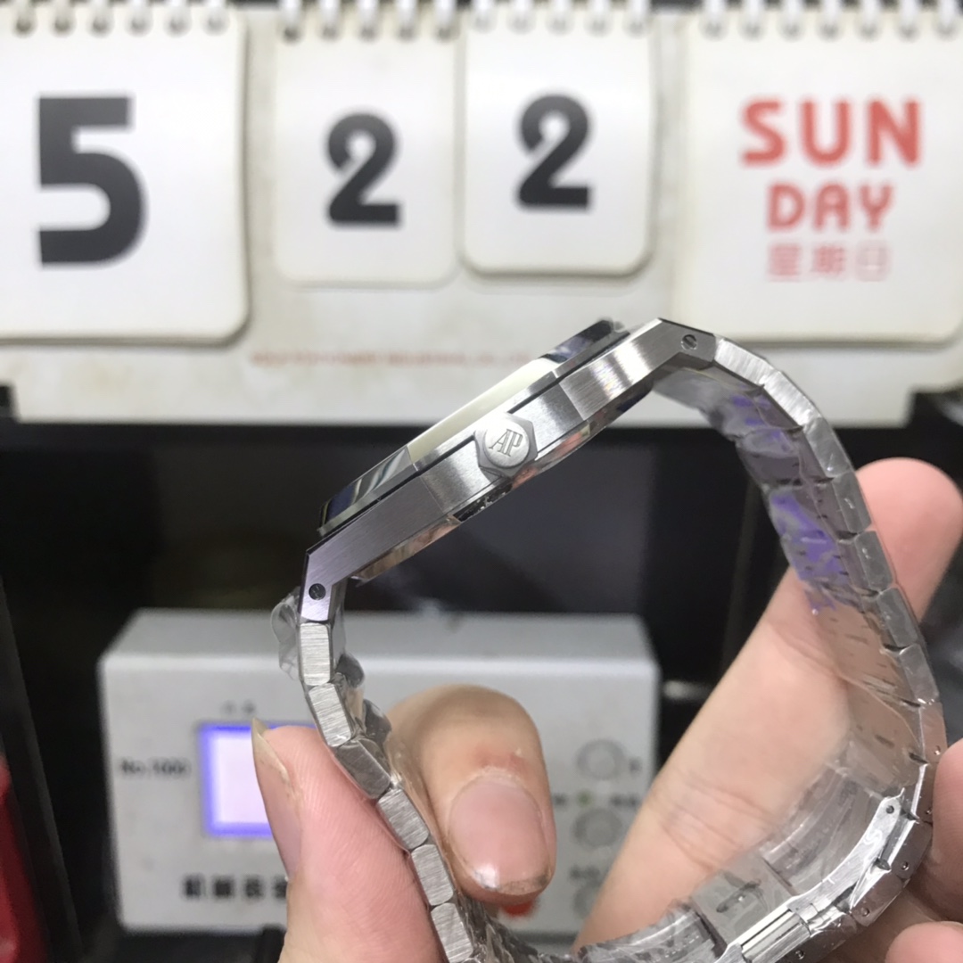 Audemars Piguet Royal Oak Offshore Series 15400ST.OO.1220ST.01, Black Dial, 41mm Size.