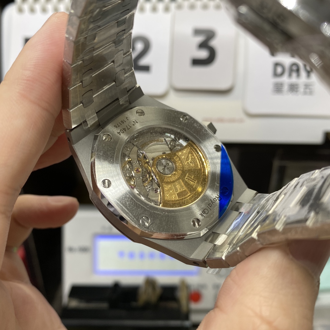 Audemars Piguet Royal Oak Offshore Series 15400ST.OO.1220ST.02, White Dial with Stainless Steel Bracelet, 41mm Size.