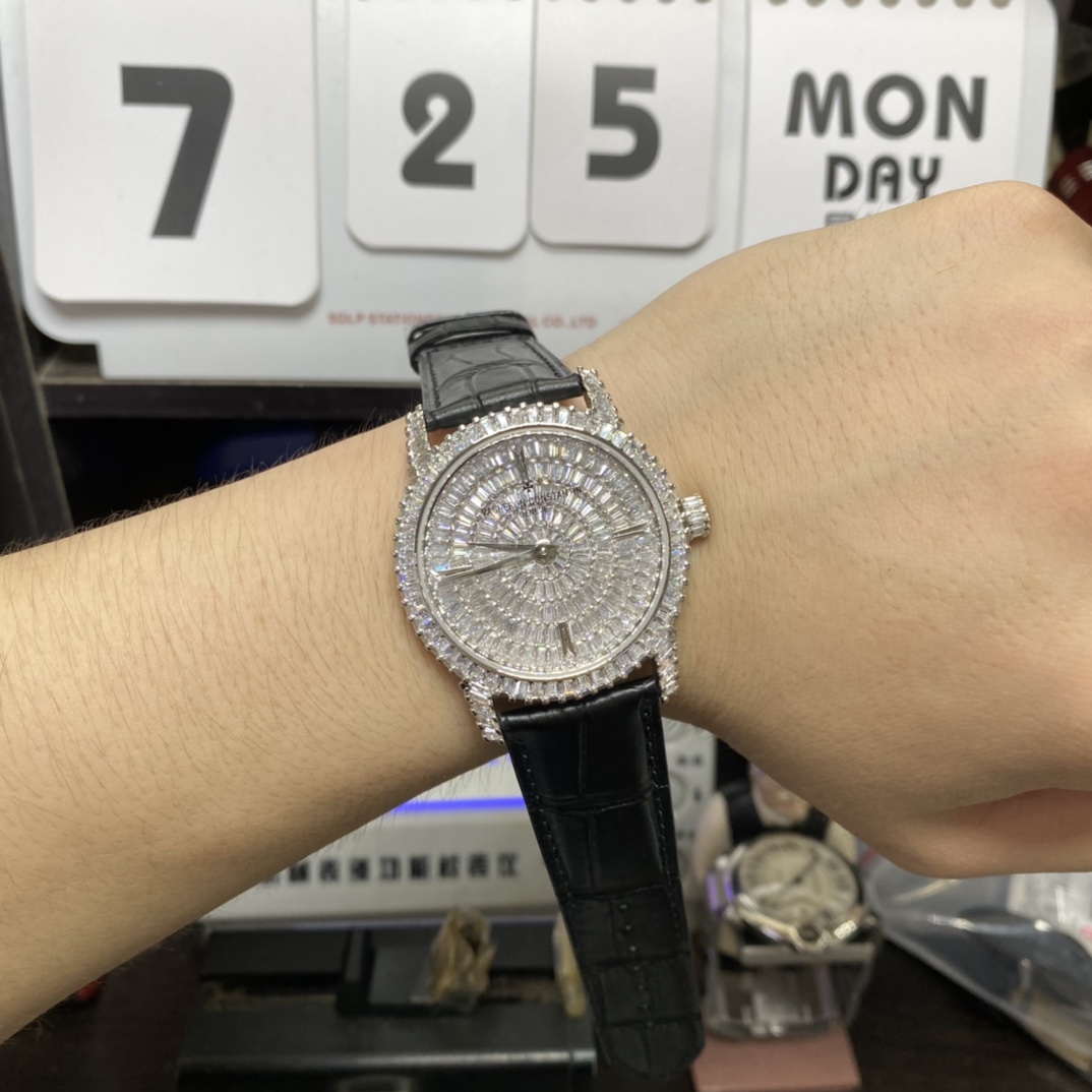Vacheron Constantin Tradition Collection series 82760000G-9852, Fully Diamond-Paved Wristwatch Set with 308 Square Diamonds, 40mm Size.