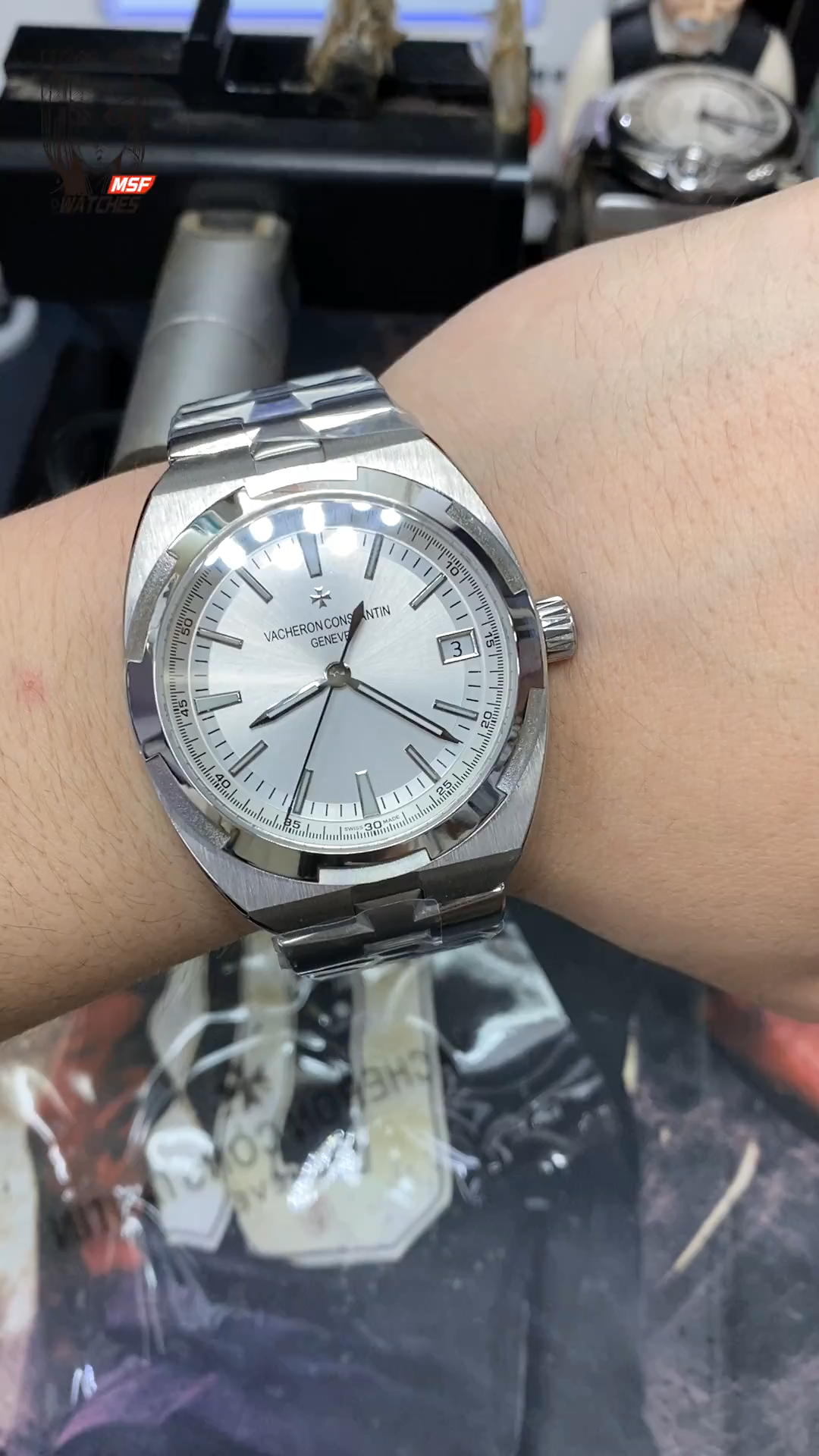 Vacheron Constantin Overseas Collections series 4500V110A-B126, White Dial Steel Bracelet Sunburst Patterned Brushed Dial, 41mm Size.