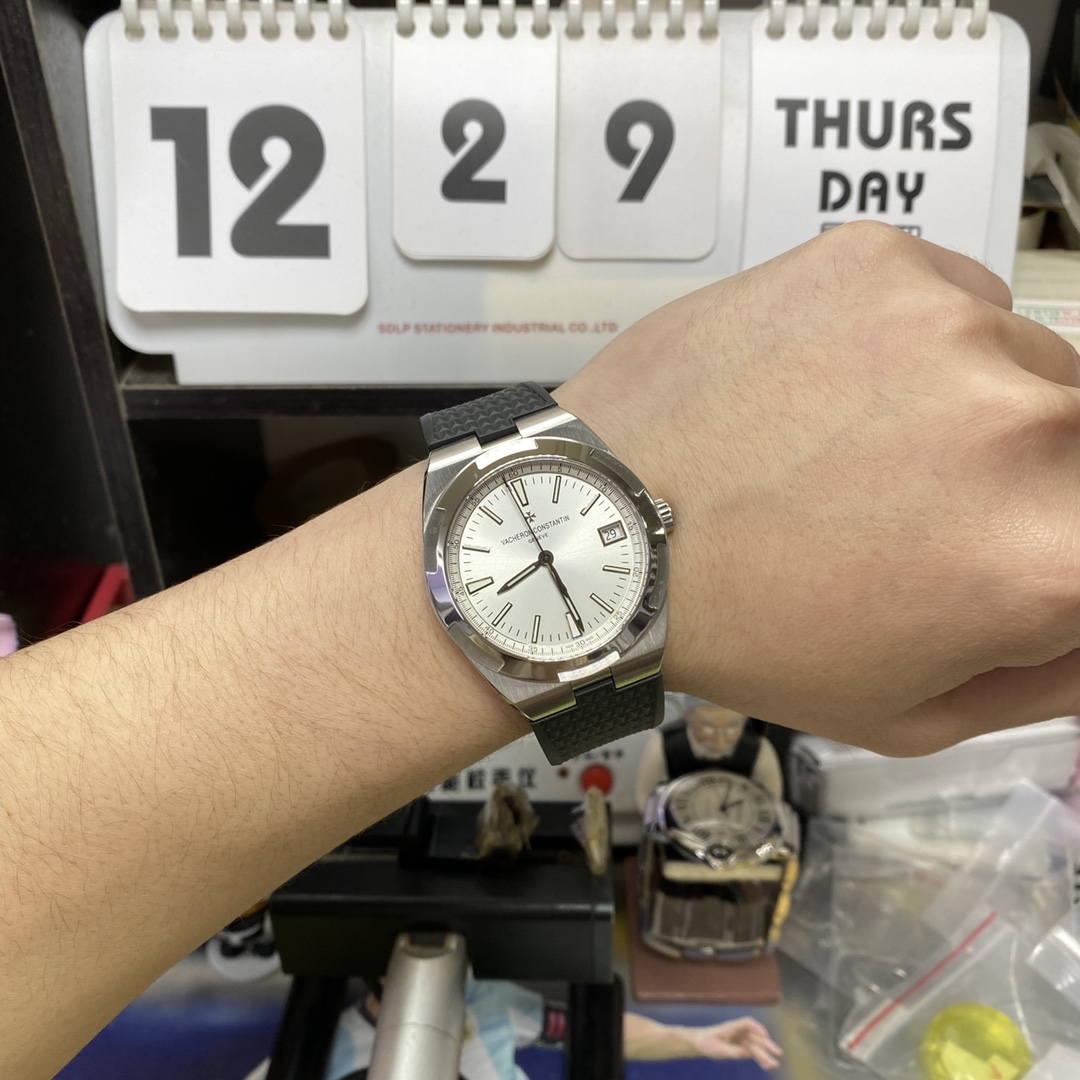 Vacheron Constantin Overseas Series 4500V110A-B126, White Dial with Rubber Strap Sunburst Textured Dial, 41mm Size.