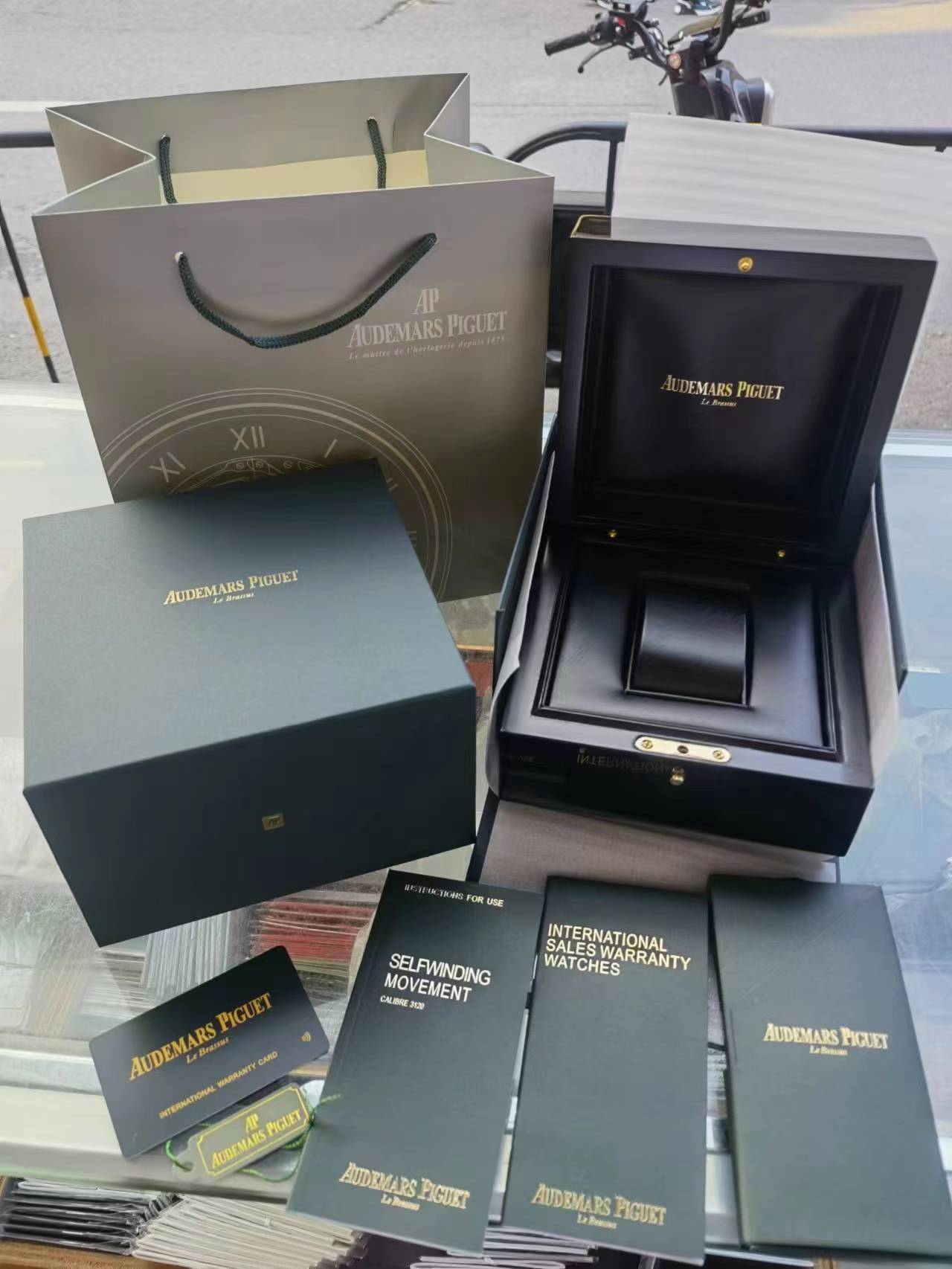 AUDEMARS PIGUET FULL SET γALL WOODENγ Original BOX
